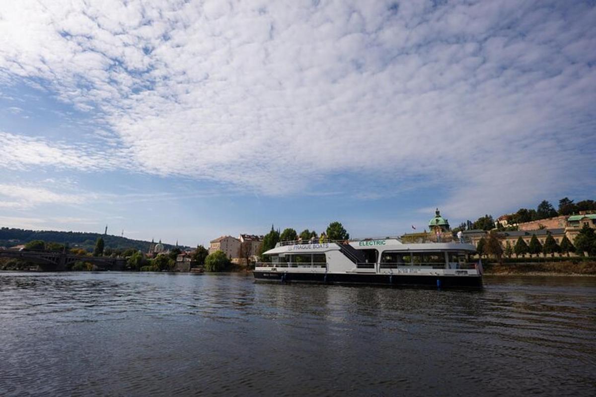una grande barca su un fiume sotto un cielo nuvoloso