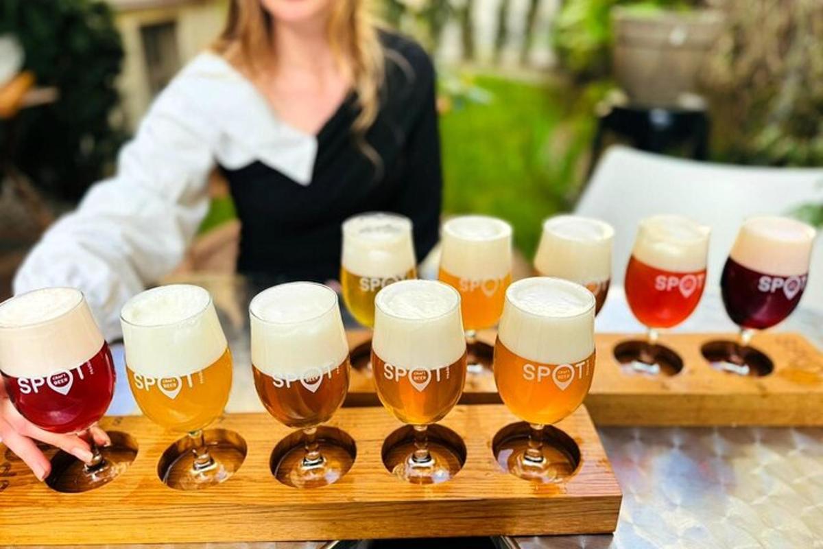 un gruppo di bicchieri di birra su un tavolo