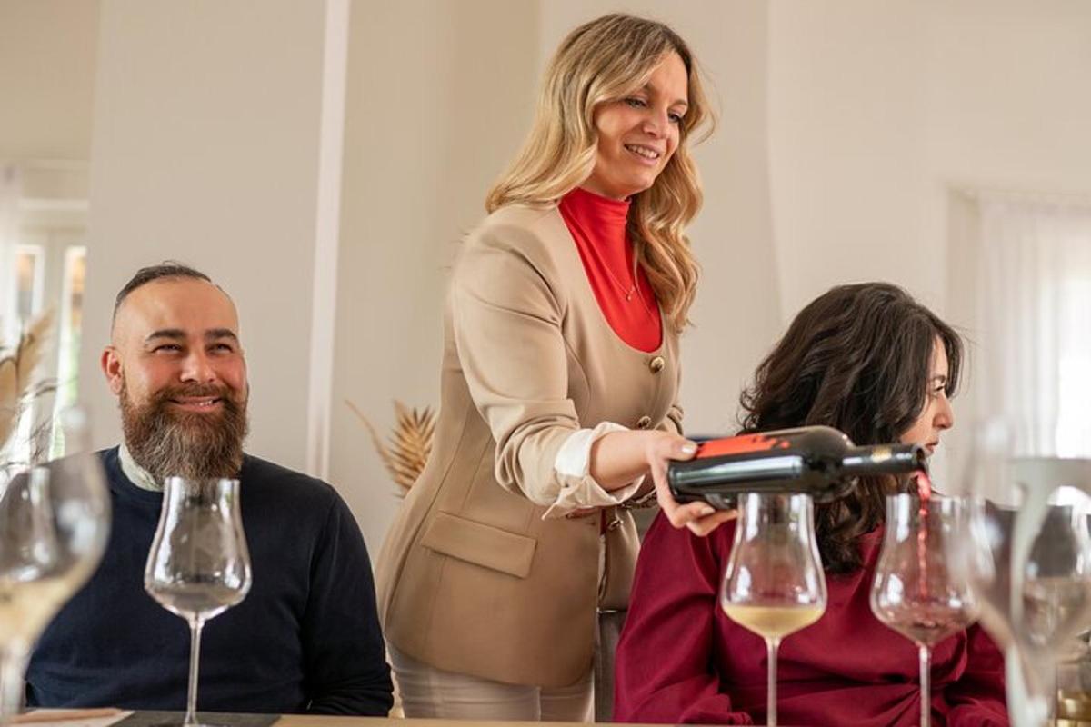 o femeie toarnă vin într-un pahar de vin