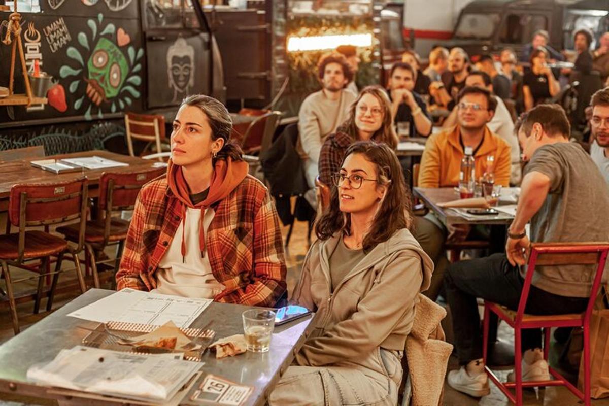 um grupo de pessoas sentadas às mesas de um restaurante