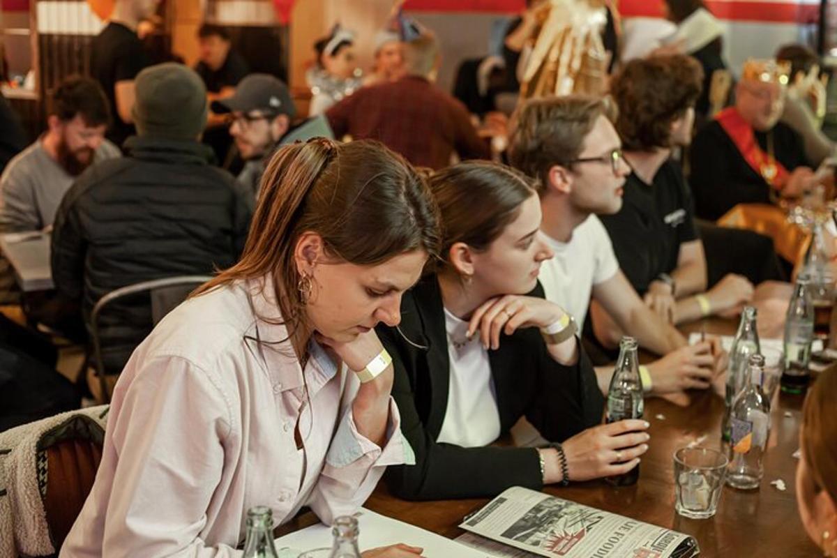 um grupo de pessoas sentadas à mesa