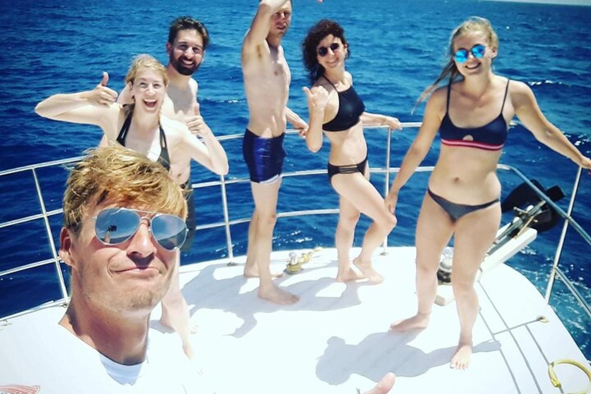 grupp inimesi paadis vees