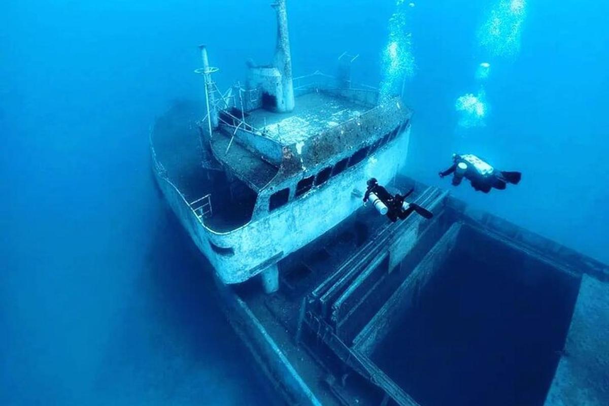 isang bangka sa tubig na may kasamang maninisid