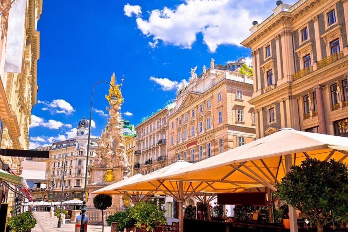 egy városi utca épületekkel és napernyőkkel