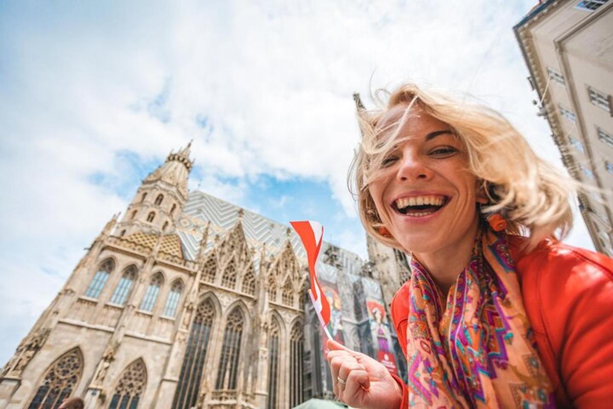 uma mulher está parada em frente a uma catedral