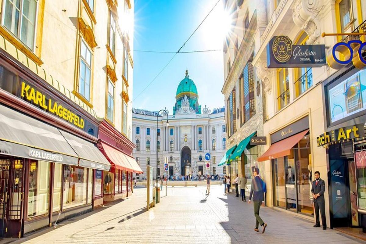 egy városi utca épületekkel és az utcán sétáló emberekkel