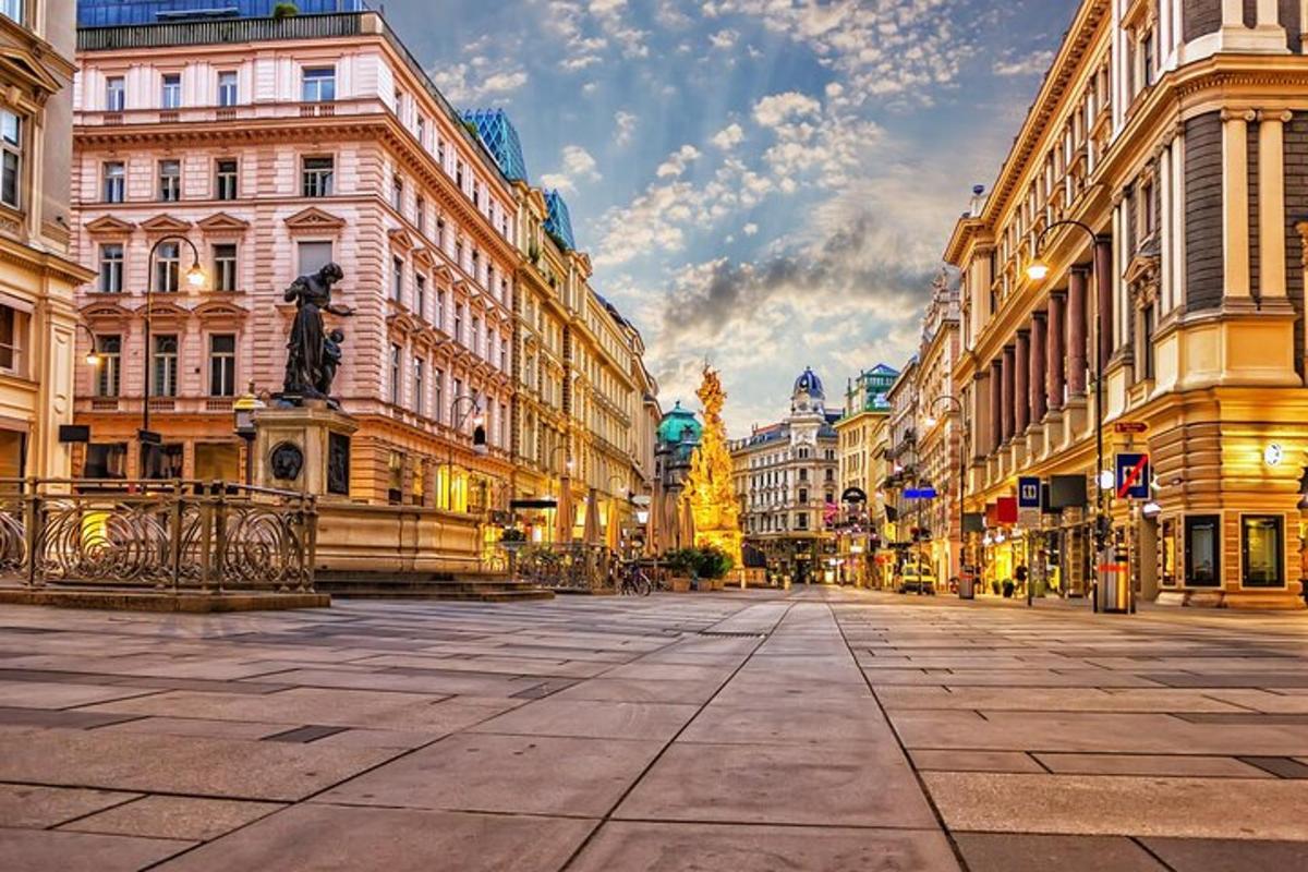 uma rua da cidade com muitos edifícios e uma estátua