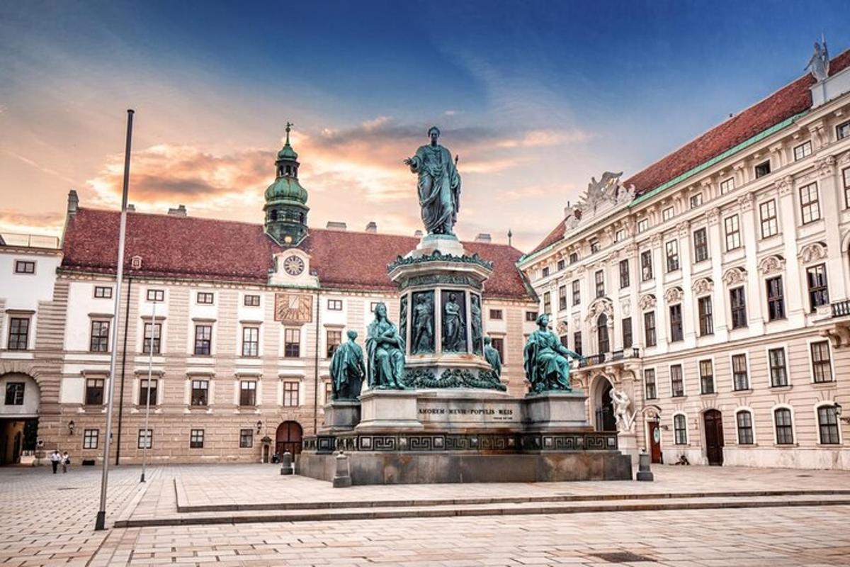 uma estátua em frente a um grande edifício