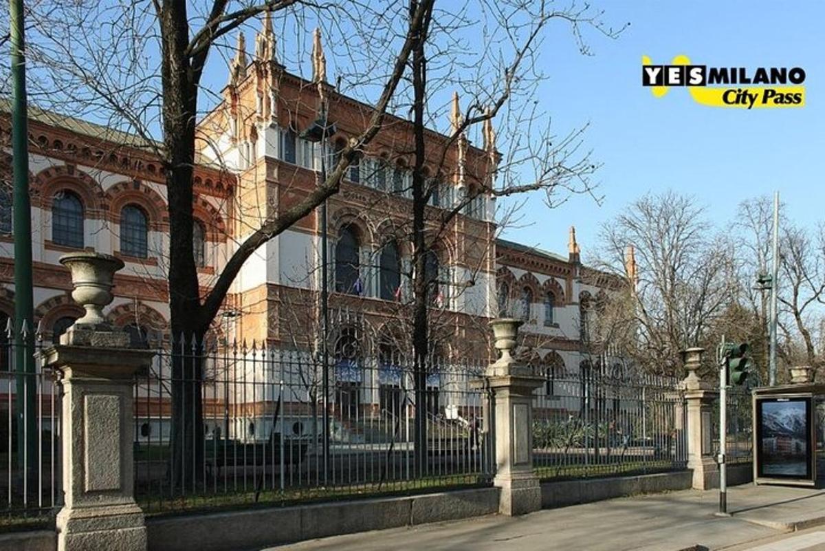 velká budova s plotem před ní