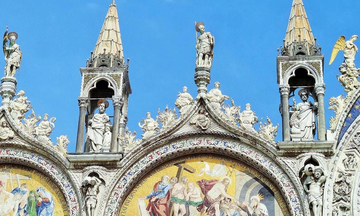 eine Kirche mit Statuen an der Vorderseite