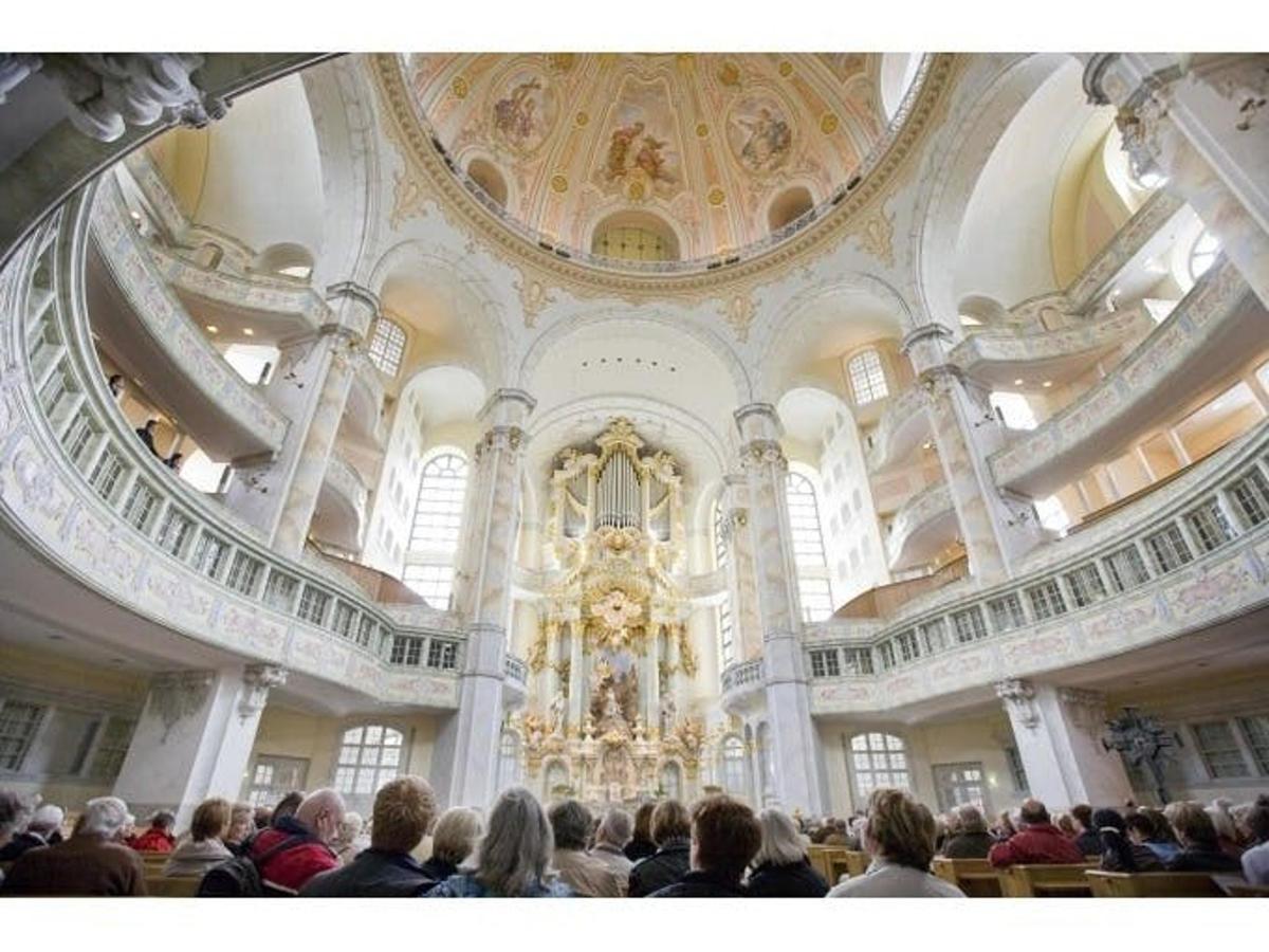 skupina lidí sedících ve velké budově