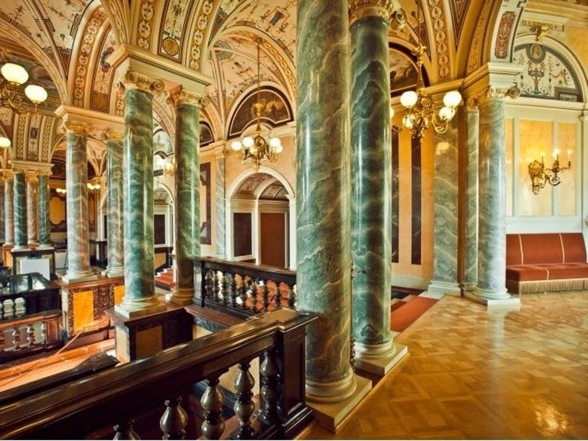 velká místnost se sloupy a stropy v budově