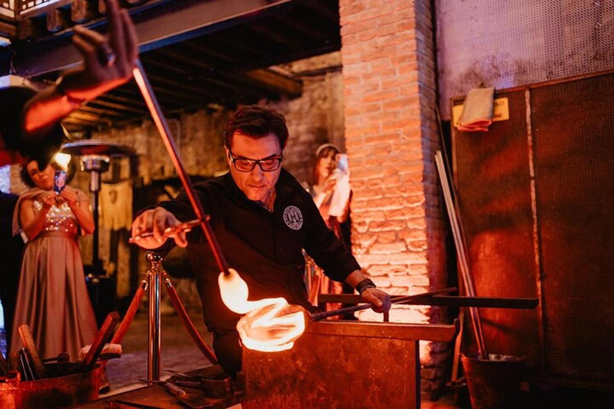 un uomo sta cucinando del cibo in un forno