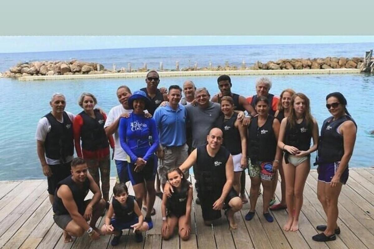 eine Gruppe von Menschen, die auf einem Dock für ein Foto posieren