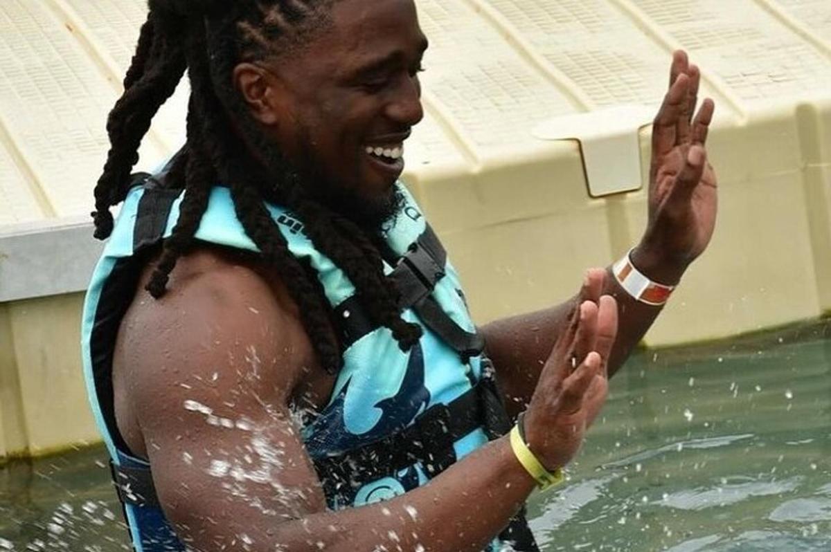 ein Mann im Wasser, der eine Schwimmweste trägt