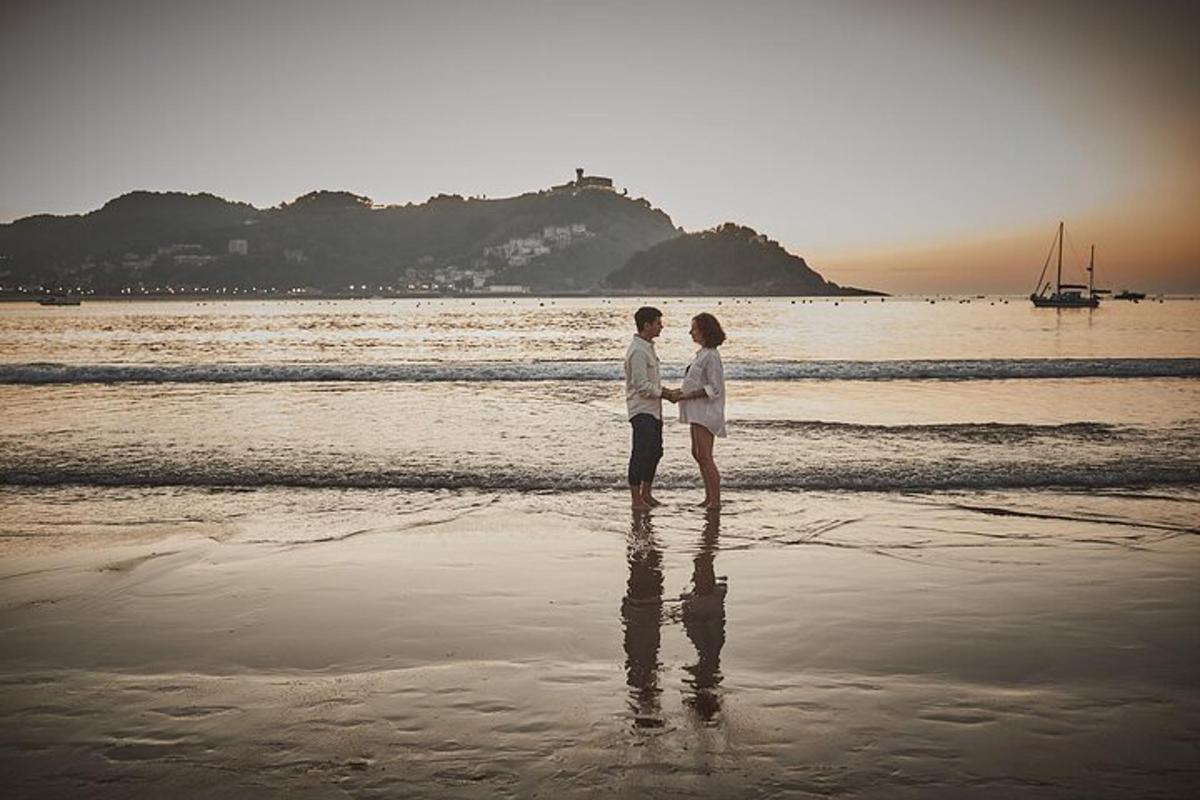 Un hombre y una mujer de pie en la playa