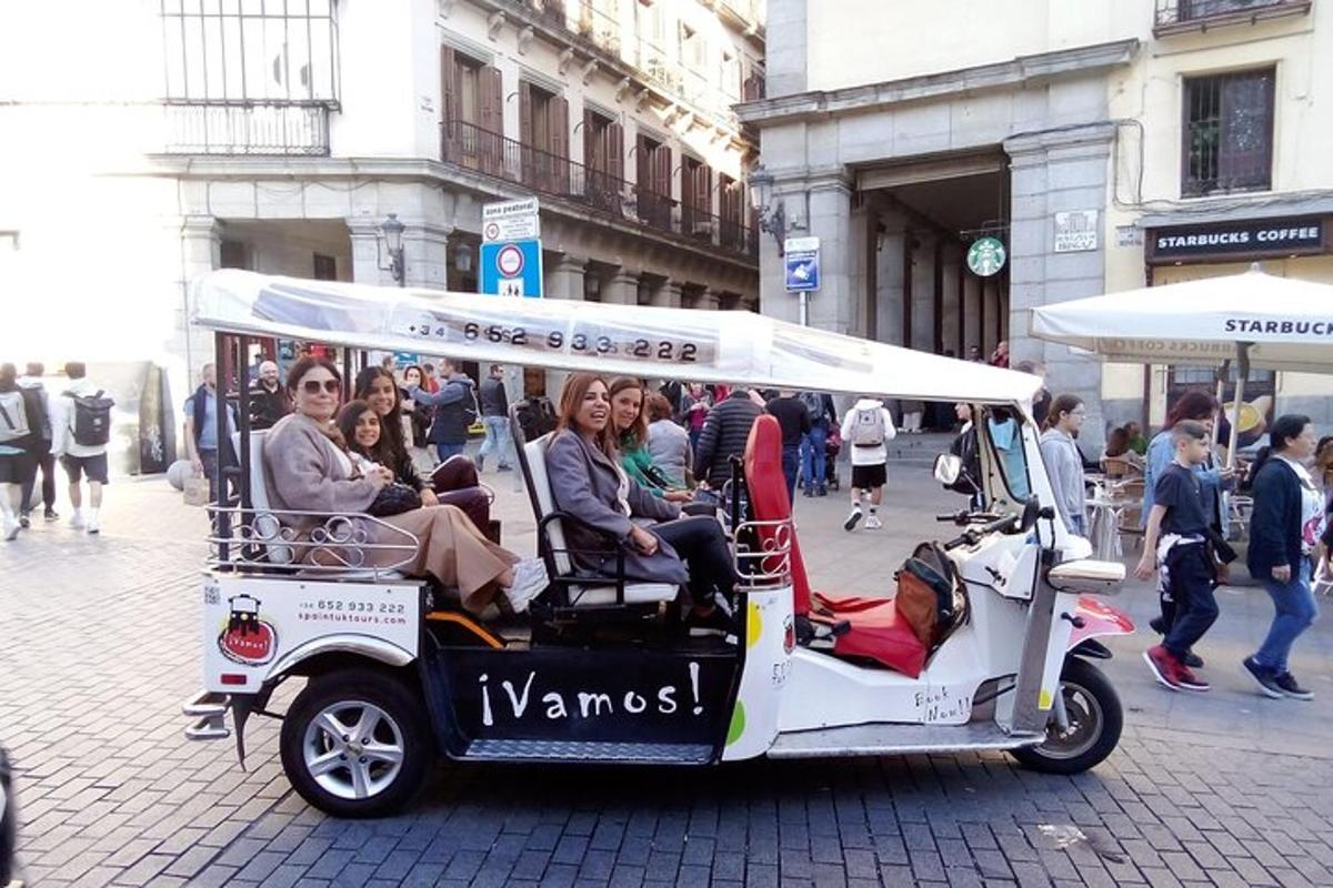 un grup de persones que viatgen en un carret de golf