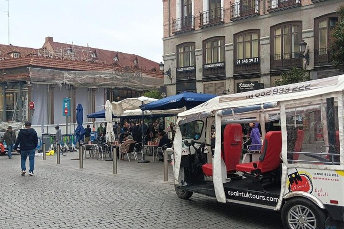 linnas tänaval pargitud toidukäru
