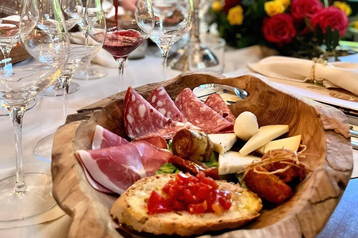 o farfurie cu mâncare pe o masă cu pahare de vin