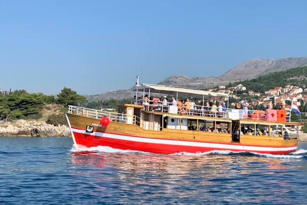 una barca piena di gente in acqua
