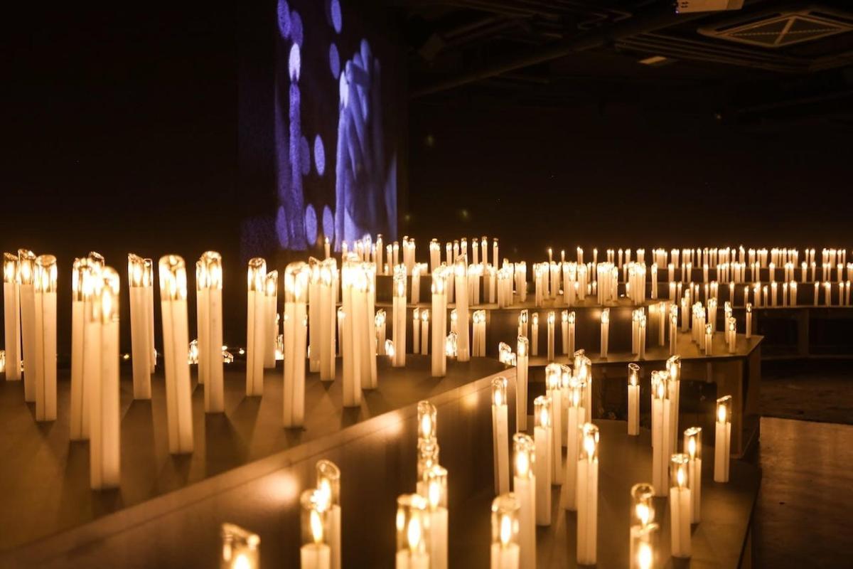 un mazzo di candele accese in una stanza illuminata
