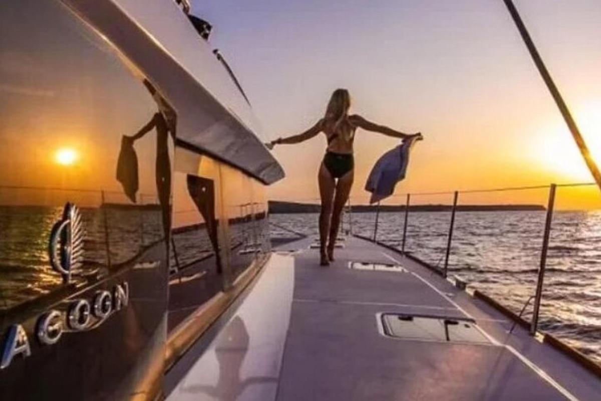 μια γυναίκα που περπατάει σε μια αποβάθρα με μια βάρκα