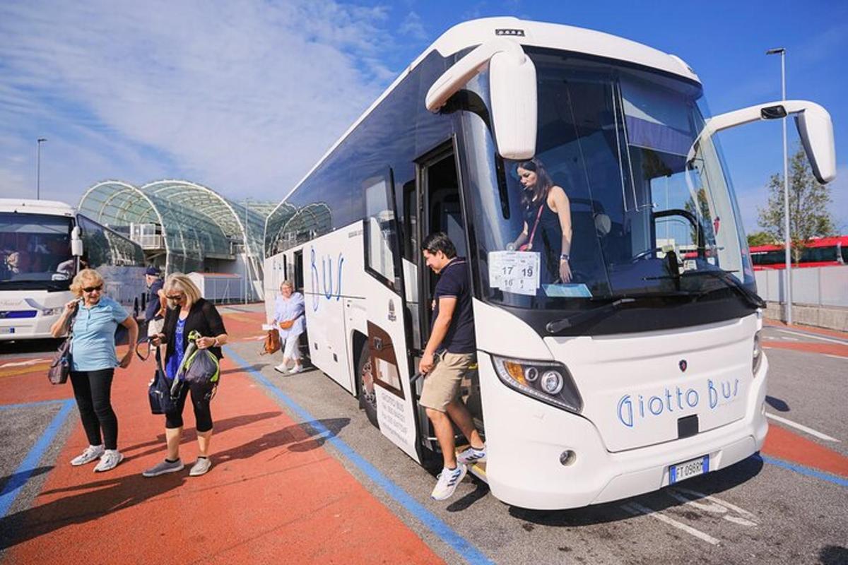 egy csoport ember felszáll egy buszra