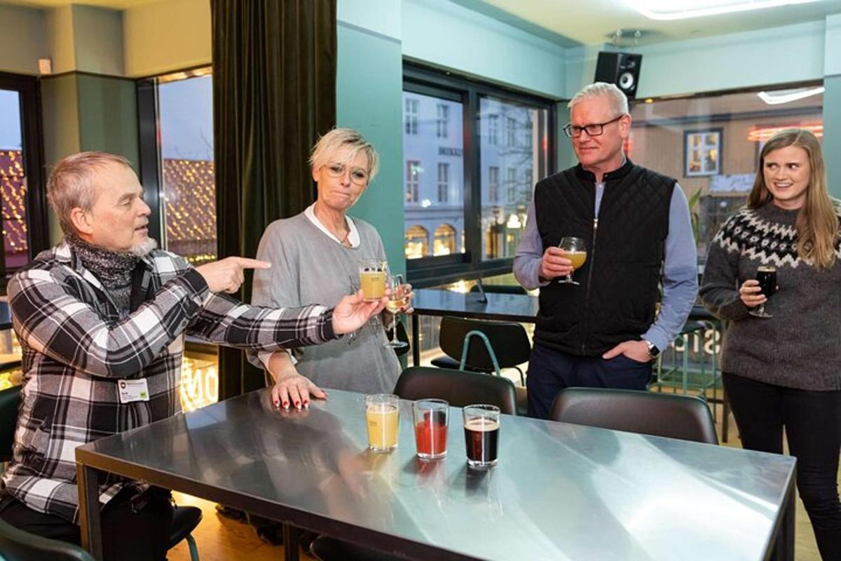 grupp inimesi, kes seisavad laua ümber jookidega