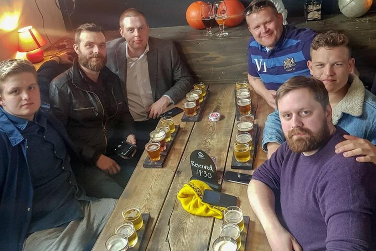 grupp mehi istub puust laua ümber