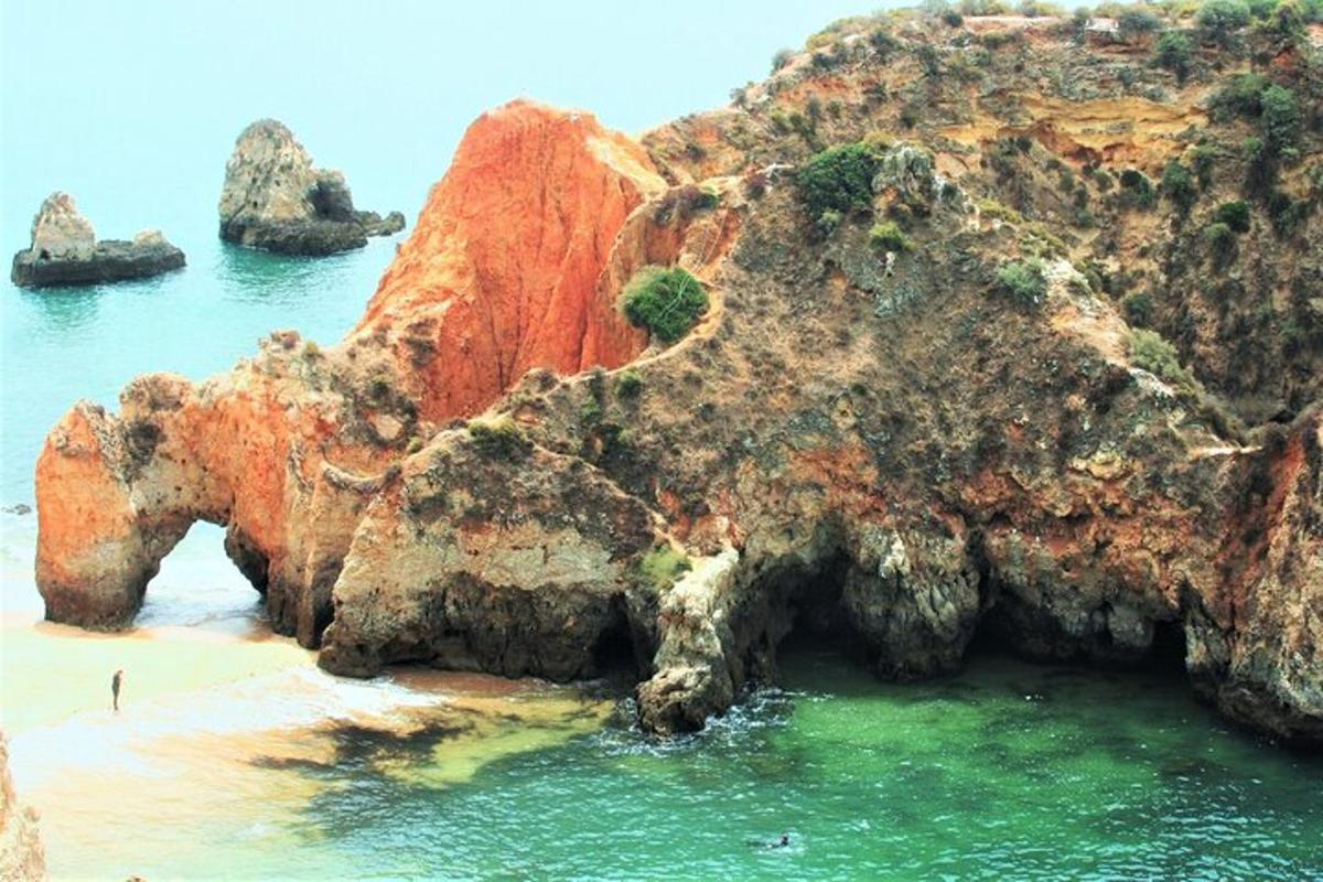 pogled na plažo s skalami v vodi