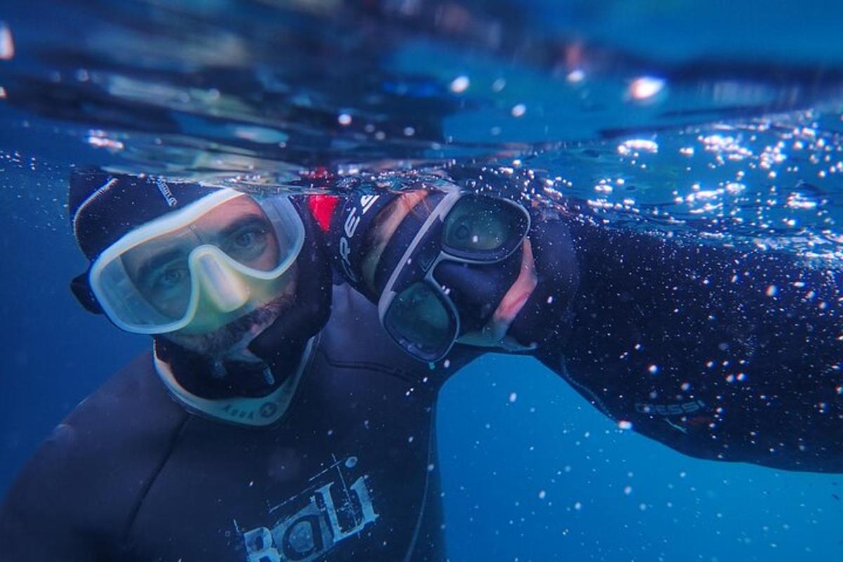 una persona che indossa occhiali e nuota nell'acqua