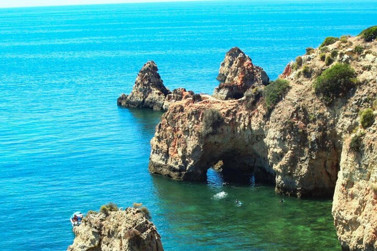 un gruppo di rocce nell'acqua vicino all'oceano