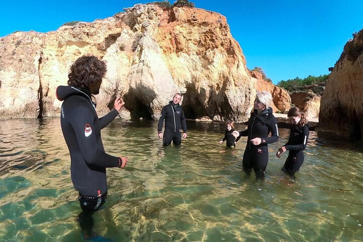 un gruppo di persone in piedi nell'acqua