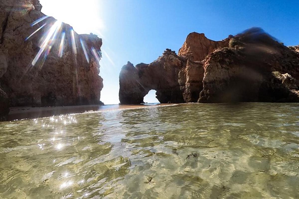 una vista di una spiaggia con rocce nell'acqua