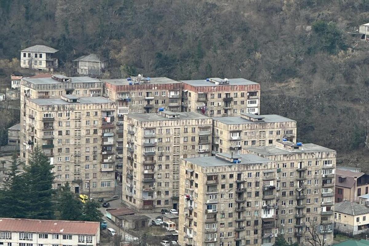 un grupo de edificios altos en una ciudad