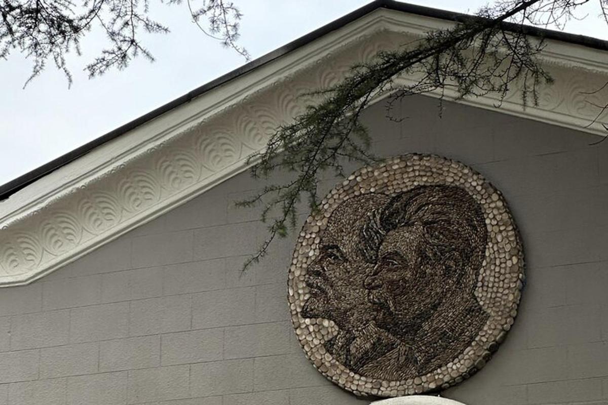 una imagen de una cara en el costado de un edificio