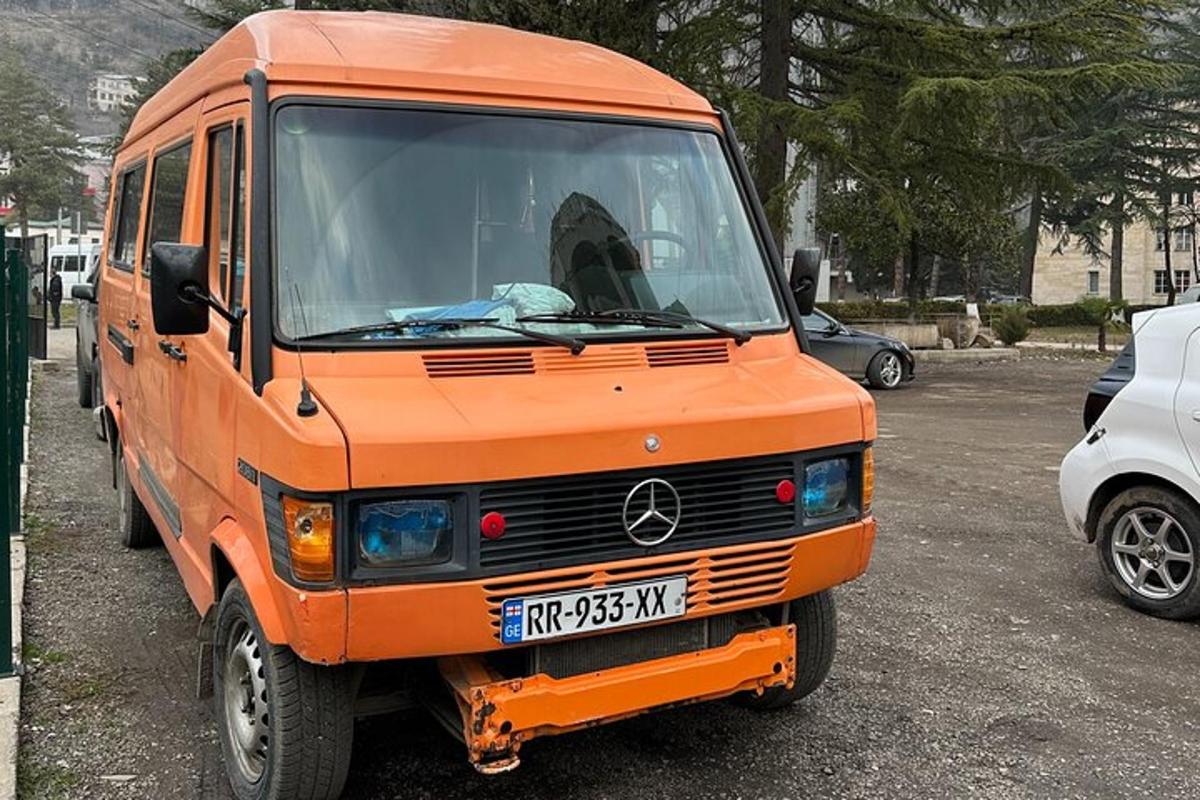 Una camioneta naranja estacionada en un estacionamiento