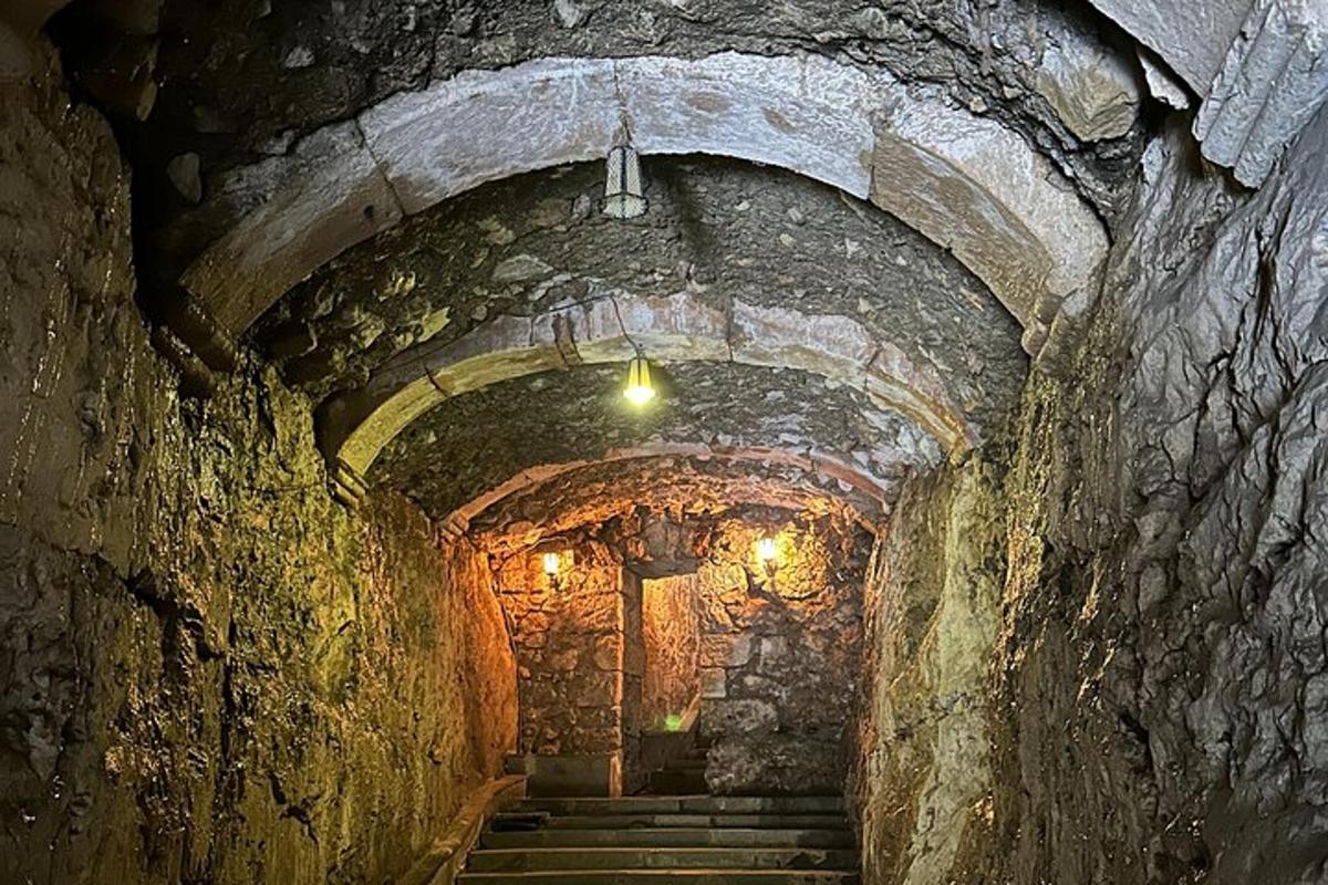 tunneli portailla kivirakennuksessa