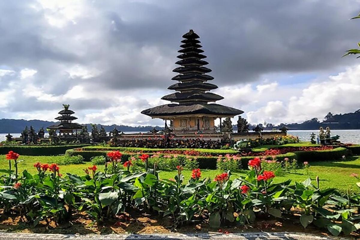 un giardino con una pagoda sullo sfondo con fiori