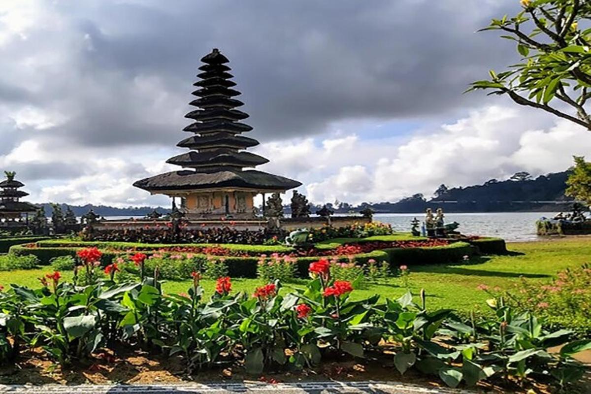 una pagoda in mezzo a un giardino fiorito