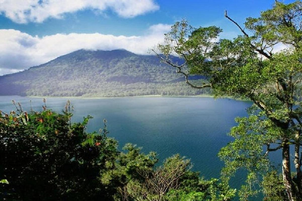 una vista di un lago con una montagna sullo sfondo