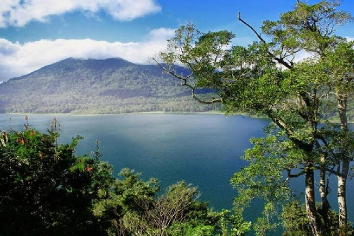 una vista di un lago con una montagna sullo sfondo