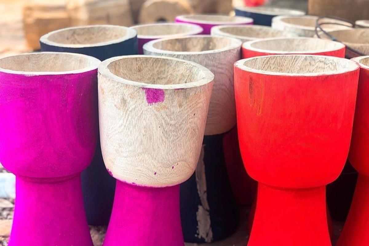 một hàng ly rượu vang đỏ và hồng