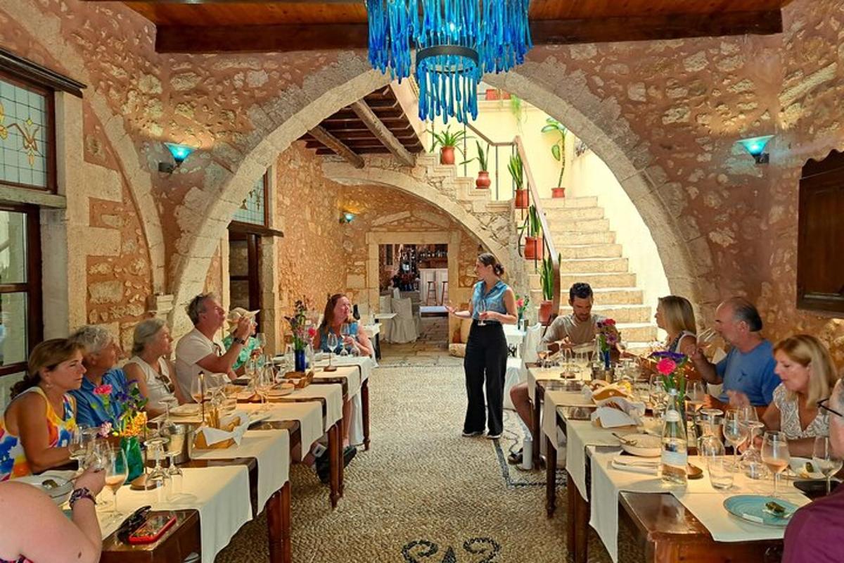 bir restoranda masalarda oturan bir grup insan