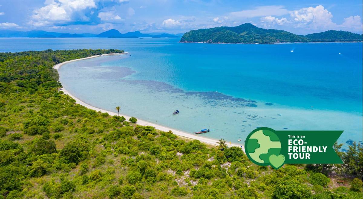 Una imagen de una playa con un cartel de turismo ecológico.