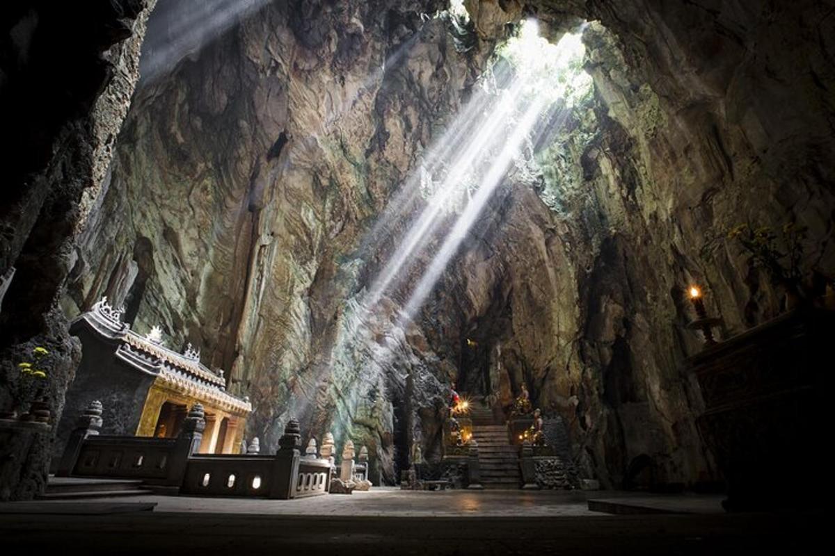 una stanza buia con una grotta con una parete rocciosa