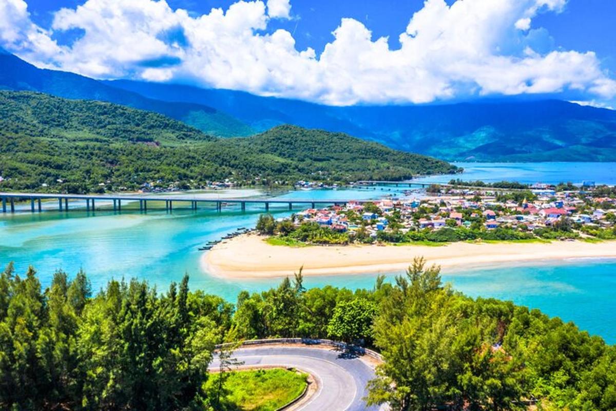 una vista di una spiaggia con una città e un ponte