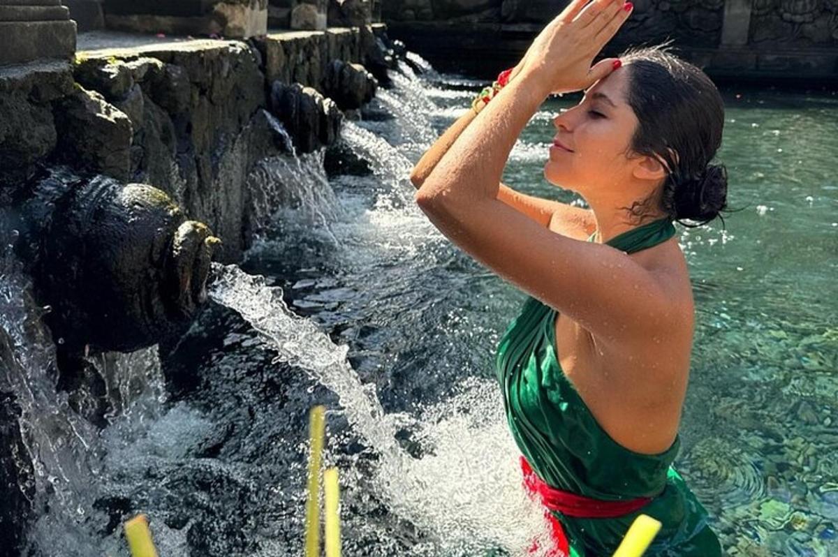 una dona dreta a l'aigua prop d'una boca d'incendis