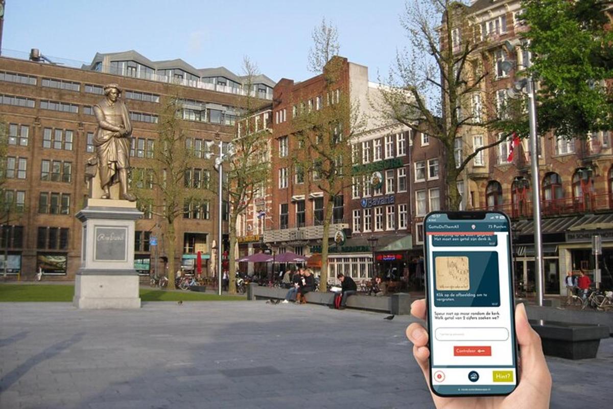 een persoon die een mobiele telefoon vasthoudt voor een standbeeld