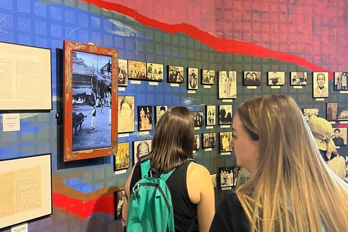 dvě ženy prohlížející si expozici v muzeu